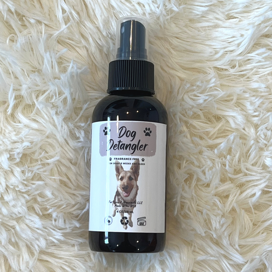 Dog detangler spray bottle with marshmallow root and aloe vera